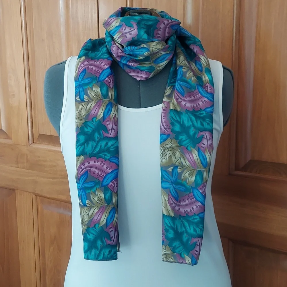 * Scarf Floral Patterned in Blue and Purple Rectangle Neck Scarf, Like New